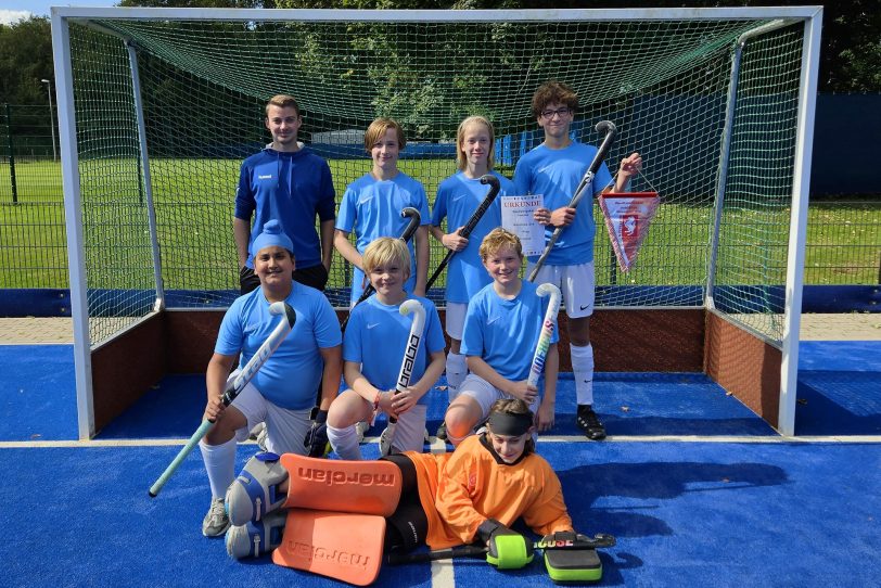 U14 des HC Herne mit dem Siegerwimpel des Westfalenpokals 2024.