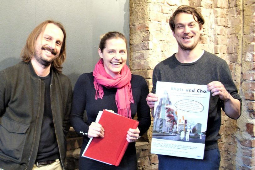 Mit Patrick Praschma (l.) und Till Beckmann (r.), hier zusammen mit Jennifer Ewert im Alten Wartesaal des Herner Bahnhofs, gehören zwei Herner zum Performancekollektiv.