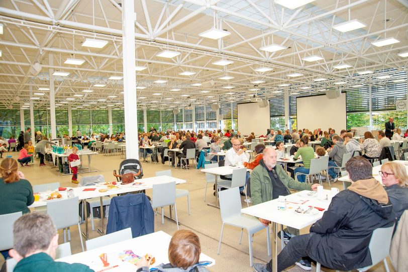 An die 300 Besucher genossen das opulente Frühstück, das das AKAFÖ in der BlueBox den Besuchern des mittlerweile 13. Familientags bereitet hatte.