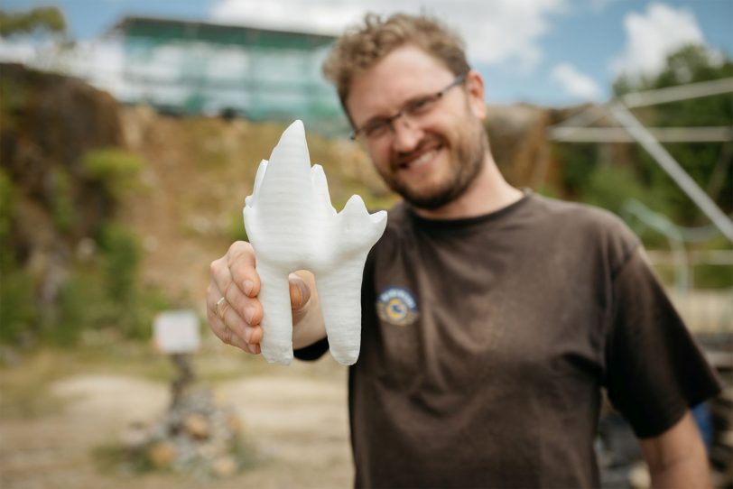 Der LWL-Paläontologe Dr. Achim Schwermann freut sich, mit dem Säugerzahn (im Bild ein vergrößertes Model) ein weiteres Kleinod aus der Zeit der Dinosaurier gefunden zu haben.