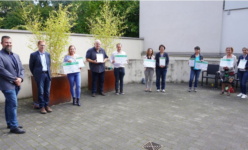 v.l. Marco Volkar, Frank Kohaus (beide Woges), Andrea Knöfel (Vorstand Pestro), Winfried Braune und Sven Scheerer (Gym. Eickel ), Necla Sezer und Hea-Sun Gayko (Michaelschule), Antonie Brieske (Schattenlicht ) und Nadja Mosch sowie Ramadan Kholoud (Café Desaster).