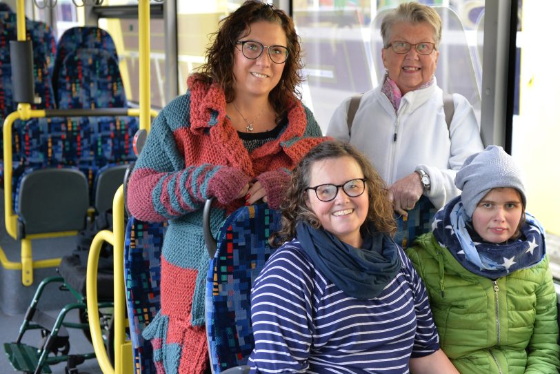 Die Freundinnen stehend: Gracia Lorencki und Monika Wiede und sitzend: Magdalena und Mutter Heike Mönig im Schulbus.