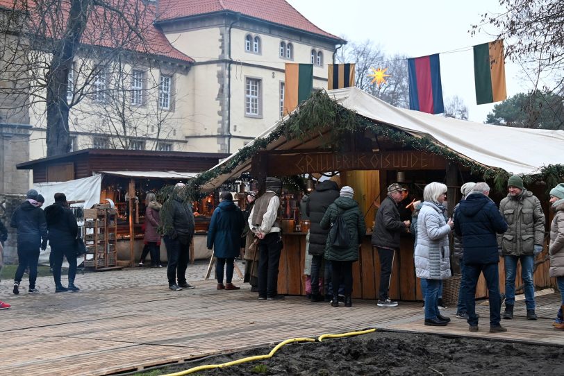 Zeltbögen und Holzstege sorgen für einen sicheren Stand.