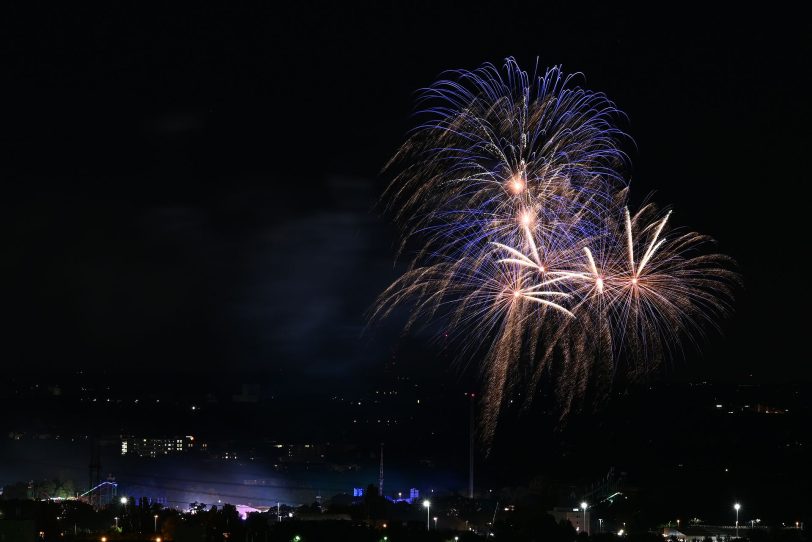 Das Eröffnungsfeuerwerk zur Cranger Kirmes 2022, aufgenommen von der Halde Hoheward in Herten aus.