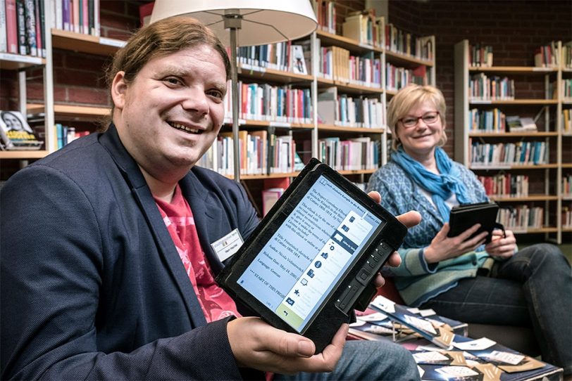 Torsten Hachtel und Karin Anlauf von der Stadtbibliothek.