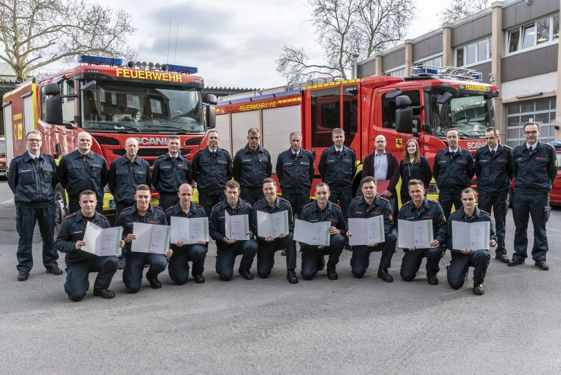 Die neuen Brandmeister mit den Kollegen.