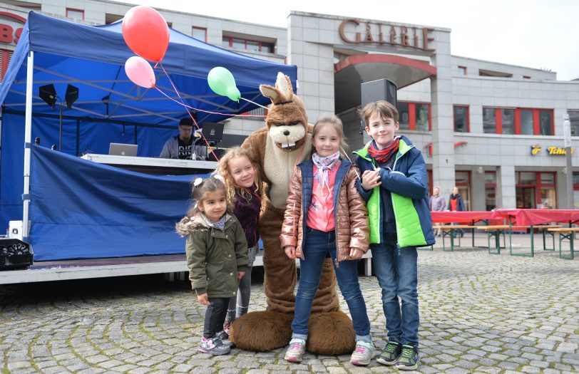v.l. Helda (3), Malia (6), Lilly (6), und Max (7) mit dem Oster-DJ in ihrer Mitte.