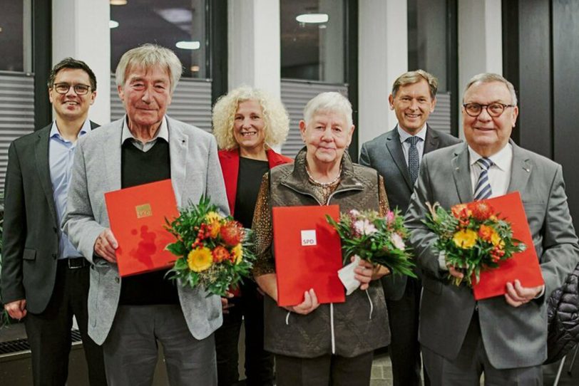 Ehrung langjähriger SPD-Mitglieder: vorne v.l. Ulrich Kohlloeffel (50), Karola Zang (25) und Helmut Domer (50 Jahre).