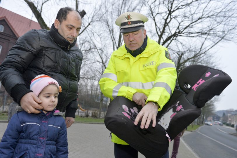 Polizeikontrolle an der Grundschule Bergstraße. (Archivbild)