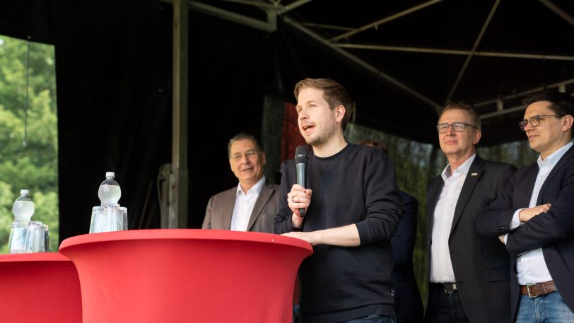 Das SPD-Familienfest am Sonntag (7.5.2023) im Schlosspark Strünkede. Am Rednerpult SPD-Generalsekretär Kevin Kühnert