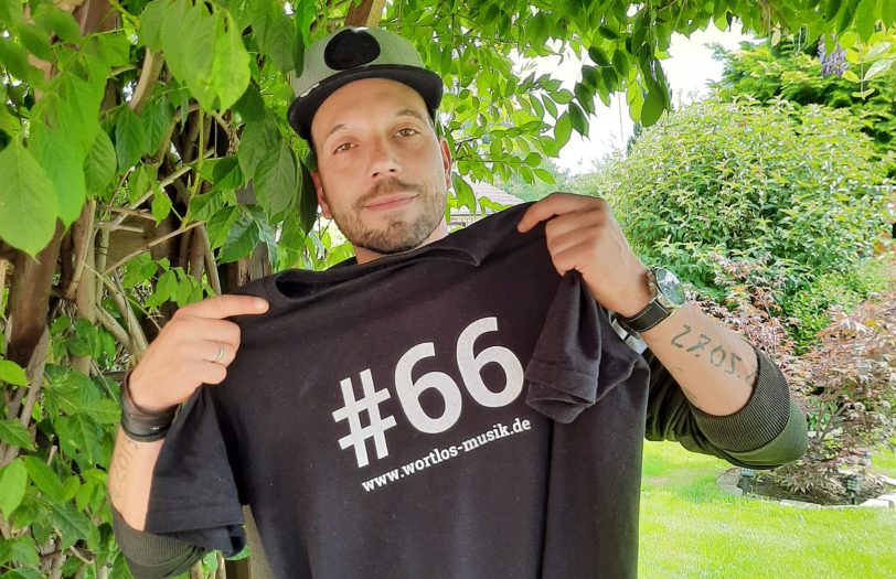Rapper Wortlos mit dem T-Shirt zum Album #66.