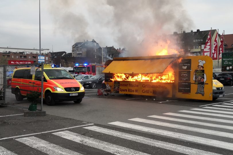 Imbisswagen an der Roonstraße brennt aus, ein Mitarbeiter schwerverletzt.