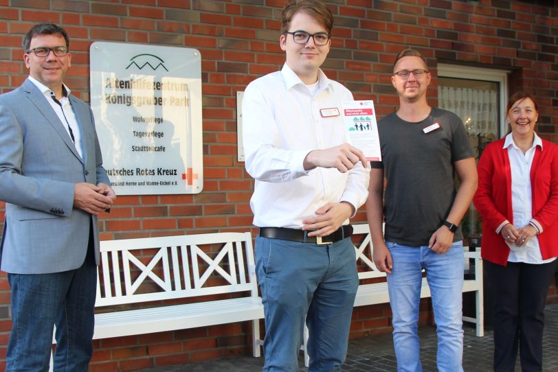 v.l. DRK-Geschäftsführer Dr. Martin Krause, Projektmanager Peter Bielefeld, David Martiner-Gauthier und Sabine Bonk vom DRK.