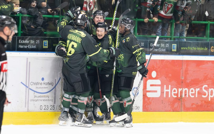 Freuen sich über den Derbysieg: (v.li.) Marc Hofmann, Nick Ford (verdeckt), Nicklas Müller (hinten), Tommy Munichiello (vorne) und Hugo Enock im Spiel gegen die Füchse Duisburg.