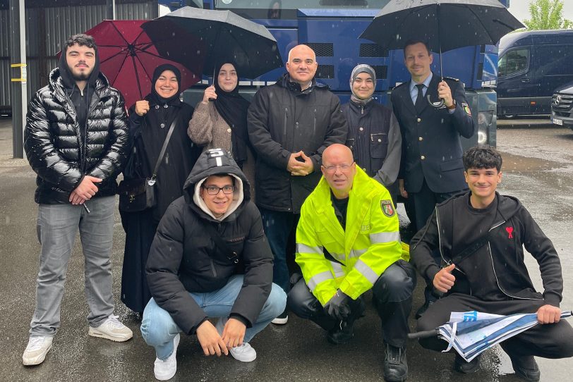 Mitglieder der Muslimischen Jugend Röhlinghausen besuchten während der Aktion „RespekTreffen“ im April 2025 die Bereitschaftspolizei Bochum.