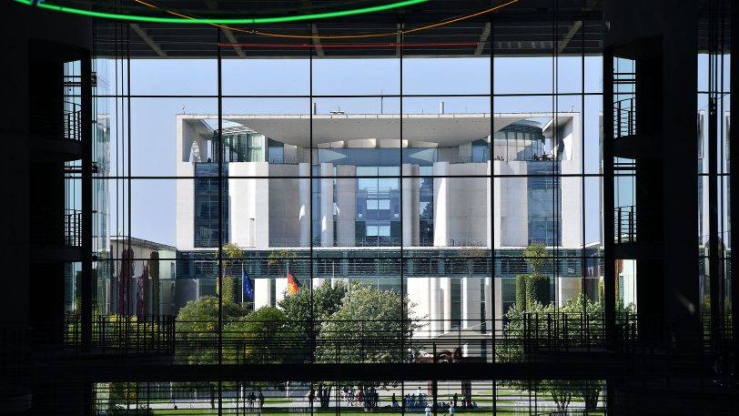 hallo-Fotograf Heinz-Jürgen Bourichter wurde durch das Paul-Löbe-Haus, das Marie-Elisabeth Lüders Haus und den Reichstag in Berlin geführt. Allabendlich beginnt mit Einsetzen der Dunkelheit eine Film-, Licht- und Tonprojektion mit dem Titel „Dem deutschen Volke — Eine parlamentarische Spurensuche. Vom Reichstag zum Bundestag“.
