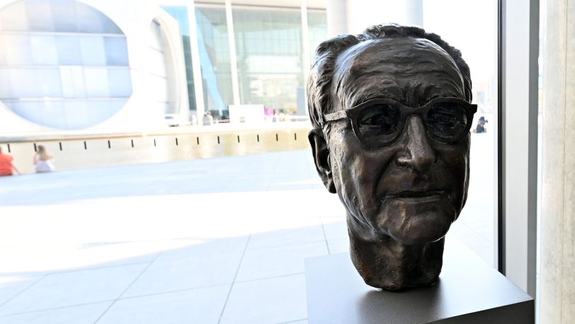 hallo-Fotograf Heinz-Jürgen Bourichter wurde durch das Paul-Löbe-Haus, das Marie-Elisabeth Lüders Haus und den Reichstag in Berlin geführt. Allabendlich beginnt mit Einsetzen der Dunkelheit eine Film-, Licht- und Tonprojektion mit dem Titel „Dem deutschen Volke — Eine parlamentarische Spurensuche. Vom Reichstag zum Bundestag“.
