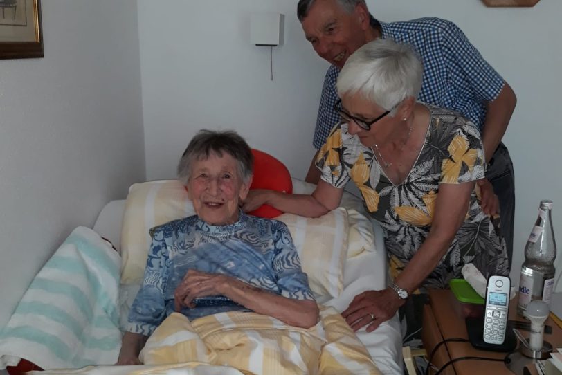 Margarethe Neumann feierte 2022 ihren 104. Geburtstag mit ihrem Neffen und seiner Frau - insgesamt hat die Stadt über 2.000 Personen geehrt, die 90 Jahre und älter geworden sind.