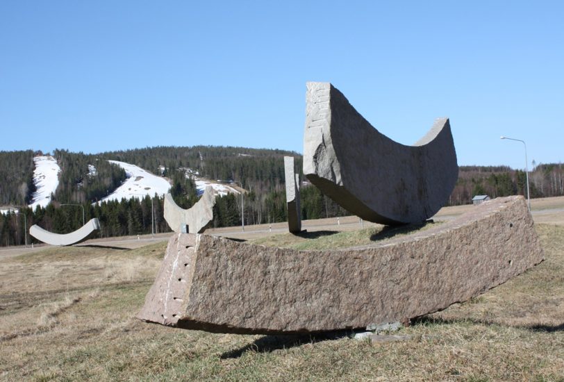 Skulpturen des schwedischen Grafiker und Bildhauer Claes Hake - Granit-Archen in Bootsform.