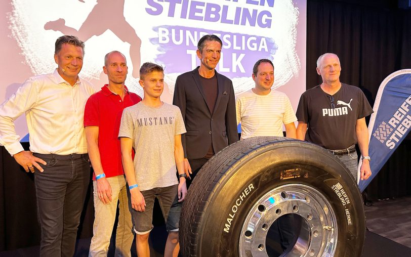 Zusammen mit den Vorbildern Thorsten Kinhöfer (li.) und Bundesliga-Schiedsrichter Deniz Aytekin (3.v.r.) auf der Bühne: Die Herner Schiris Matthias Ucka, Nicolas Ucka, David Hennig und Michael Trockel.
