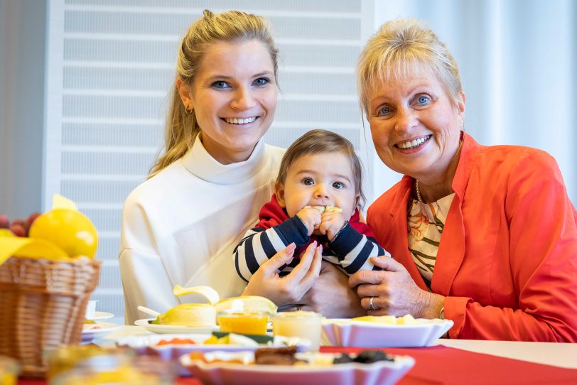 Beim Beikostfrühstück informierte Margret Koch (r.), Ernährungs- und Gesundheitsberaterin im St. Anna Hospital, über die verschiedenen Beikostvarianten.