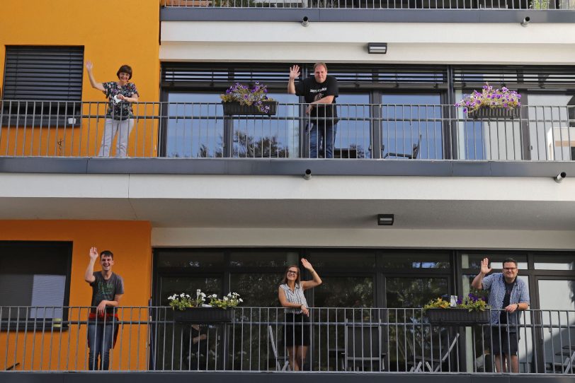 Auf dem Balkon: Sven Kämper, Karin Gorke, Claire Pyrsz, Christian Held, Hans Zabel.