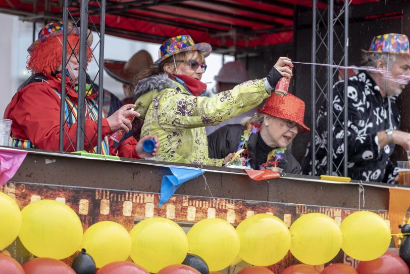 Der Karnevalsumzug am Rosenmontag (04.03.2019) in Herne (NW). Der Umzug startete pünktlich um 12 Uhr vom Kurt-Edelhagen-Platz in Sodingen in Richtung Innenstadt. Trotz der Unwetterwarnung des DWD hatten sich die HeKaGe und das Ordnungsamt entschieden, den Zug rollen zu lassen. Kurz nach dem Start setzte ein heftiger Schauer ein, der Teilnehmer und Zuschauer ordentlich durchweichte.