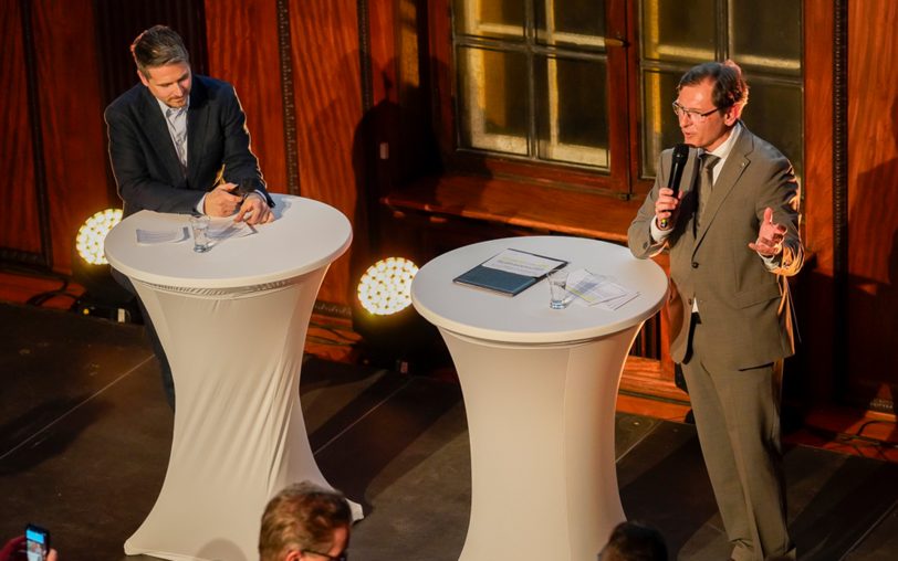 Eindrücke vom Neujahrsempfang im Herner Rathaus am Montag (13.1.2025). OB Dr. Frank Dudda (re.) im Gespräch mit Moderator Martin von Berswordt-Wallrabe.