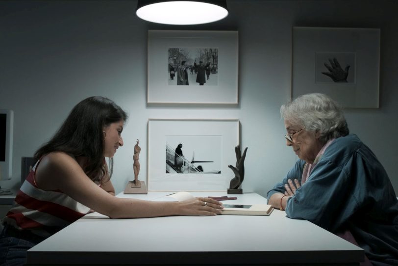 Neu im Kino: La Singla – In Barcelona trifft Elena (Helena Kaittani) auf die berühmte Fotografin Colita.