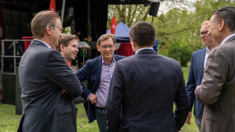 Das SPD-Familienfest am Sonntag (7.5.2023) im Schlosspark Strünkede. Im Bild (v.li.) Bürgermeister Kai Gera, SPD-Generalsekretär Kevin Kühnert, OB Dr. Frank Dudda, der Landtagsabgeordnete Alexander Vogt (von hinten), der Herner SPD-Chef Hendrik Bollmann und der Herner SPD-Fraktionschef Udo Sobieski.