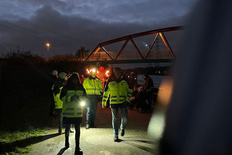 Mitarbeiter der Verkehrswacht Wanne-Eickel in hellleuchtenden, reflektierenden Jacken begleiteten den Zug.