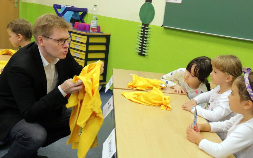 Dirk Rogalla von der HCR im Gespräch mit Schulkindern (Archivfoto).