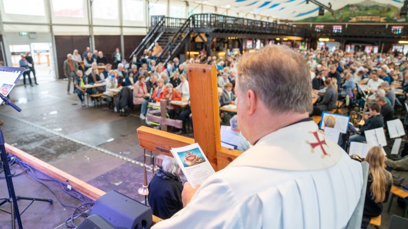 Der traditionelle Gottesdienst der evangelischen Kirchengemeinde Wanne-Eickel in der Bayern-Festhalle auf der Cranger Kirmes am Sonntag (3.8.2025).