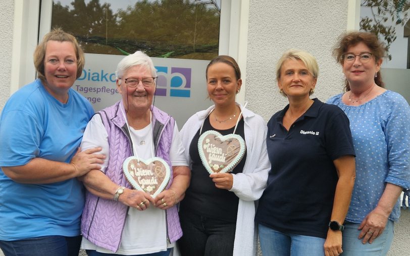 Oktoberfest feiern die Gäste und das Team der Tagespflege Crange (v.li.) Katrin Kaszmierski (Pflegekraft), Bodil Hagenbruch (Besucherin der Tagespflege), Wiebke Mücke (Pflegedienstleitung), Susanne Parkitny (Betreuungskraft) und Sabine Lechelt (Betreuungskraft).