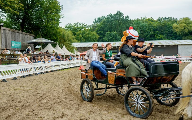 In einer Kutsche ging es für den Oberbürgermeister über das Gut Steinhausen.