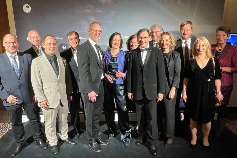 Gemeinsam mit Dr. Dorothea Voss waren auch einige Kollegen von EGLV mit vor Ort und verfolgten die Übergabe des Preises live. Ebenfalls nach Düsseldorf gereist war der Ratsvorsitzende der Emschergenossenschaft, Dr. Frank Dudda.