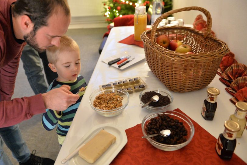 Strünkeder Advent: Bratapfelbacken.