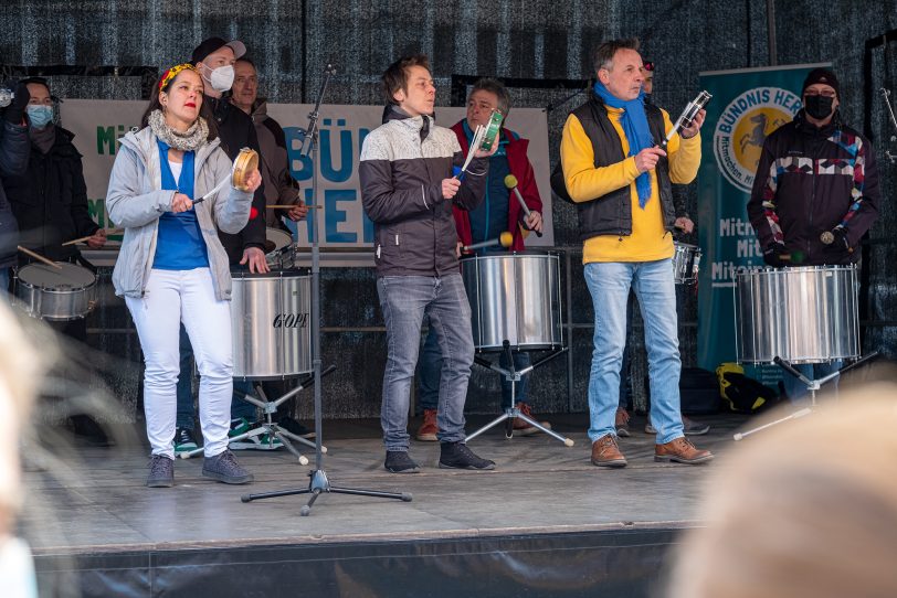 Impfgegner aus mehreren Ruhrgebietsstädten haben sich am Sonntag (06.03.2022) zu einer Protestveranstaltung, auf dem Cranger Kirmes-Platz in Herne (NW), versammelt. Die Teilnehmenden zogen von dort, unter Polizeibegleitung, durch die Wanner Innenstadt. Am Buschmannshof (im Bild) wurden sie von Gegendemonstranten, unter Federführung des Bündnis Herne, mit lautstarkem Gegenprotest empfangen.