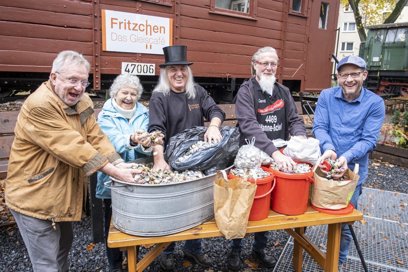 Bei der Übergabe am Gleiscafe (v.l.) Detlef Brune, Sibylla Thimm, Horst Schröder, Gerd Herzog und Simon Schlattmann.