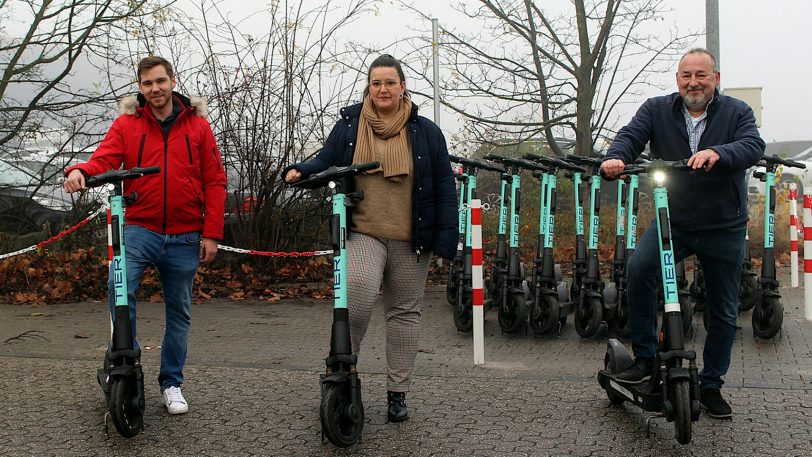E-Scooter-Anbieter TIER und UPS starten Pilotprojekt: (v.li.) Mick Nöltgen (Operation Manager Ruhrgebiet bei TIER), Ronja Awater (Personalreferentin der UPS-Niederlassung Herne) und der UPS-Betriebsratsvorsitzende Hartmut Reschke.