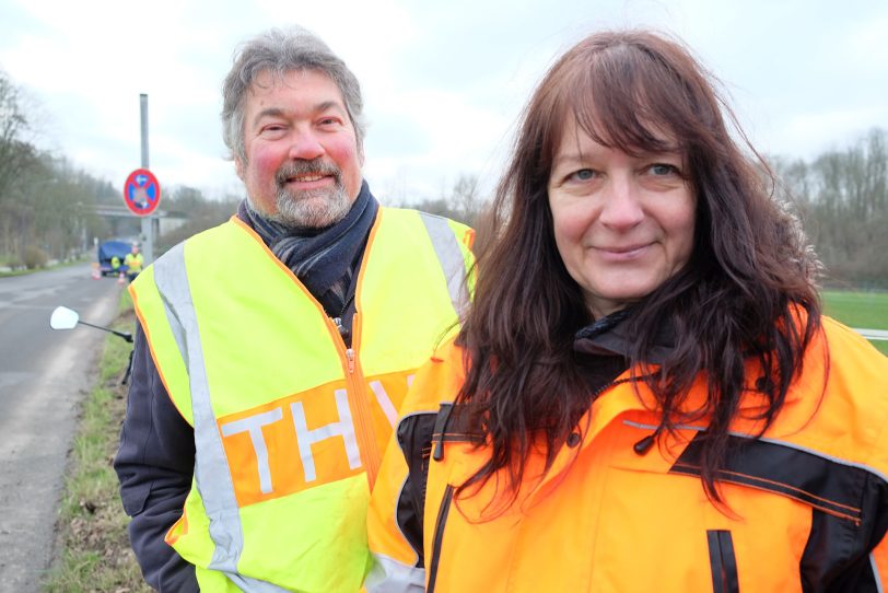 THW baut Krötenschutz-Zaun an der Hofstraße: Tierschützerin Sabine Braukmann (re.) ist seit acht Jahren dabei.