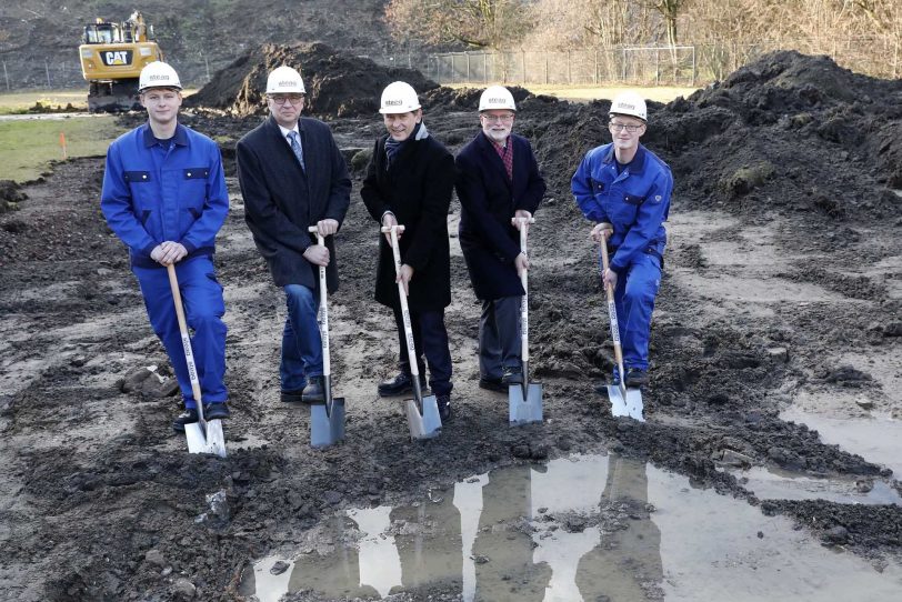 v.l. Philip Leon Gerding (Auszubildender), Torsten Koch (Ausbildungsleiter STEAG), OB Dr. Frank Dudda, Alfred Geißler (STEAG-Arbeitsdirektor) STund Christoph Pietruszk (Auszubildender).