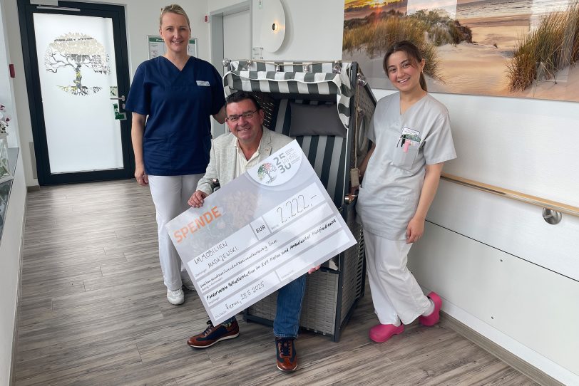 Eine Spende in Höhe von 2.222 Euro übergab der Wanne-Eickeler Immobilienunternehmer Thomas Madajewski nach seinem 56. Geburtstag an Dr. Katja Vogelsang, Ärztliche Leiterin des Palliativzentrums im EvK Herne (links), und die Palliativ-Pflegefachkraft Aleyha Sarac.