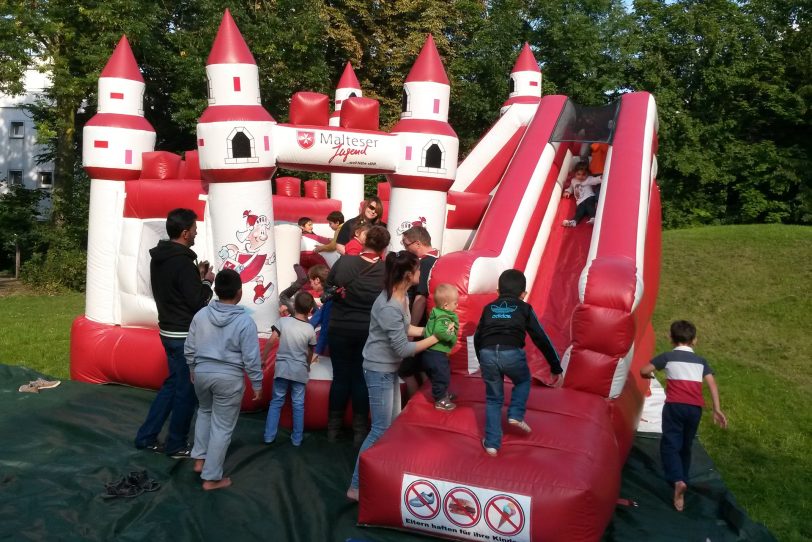 Flüchtlingskinder auf Ritter Maltes Hüpfburg.