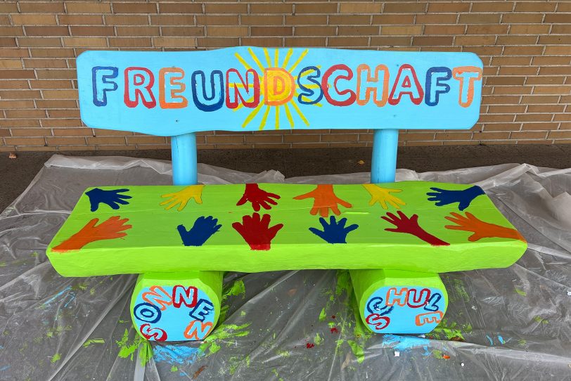 Die neue Freundschaftsbank für die Sonnenschule.