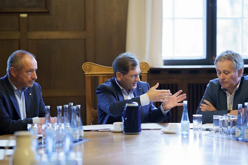 Sie erläutern den weiteren Weg zur Seilbahn (v.l.): VRR-Vorstandssprecher Oliver Wittke, OB Dr. Frank Dudda und Stadtbaurat Stefan Thabe.