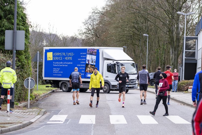 Der 43. Herner Silvesterlauf im Revierpark Gysenberg in Herne (NW), am Freitag (31.12.2021). Coronabedingt ohne Zuschauer und mit 2G.