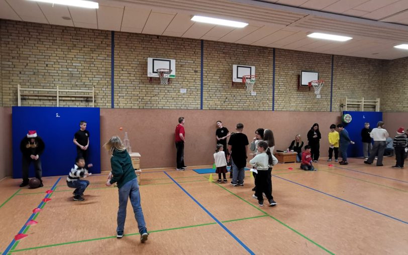 Der Taekwon-Do Verein Wanne-Eickel feierte am Samstag (13.12.2025) seine Weihnachtsfeier. An verschiedenen Stationen gab es zum Beispiel Sackhüpfen und Dosenwerfen.
