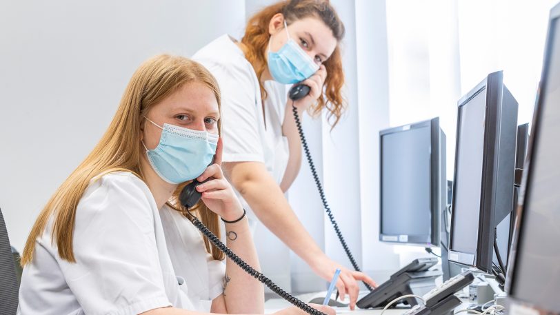 Zwei Pflegeauszubildende der St. Elisabeth Gruppe unterstützen das Gesundheitsamt in Herne bei der Kontaktnachverfolgung von Corona-Infizierten und beim Schreiben von Ordnungsverfügungen.