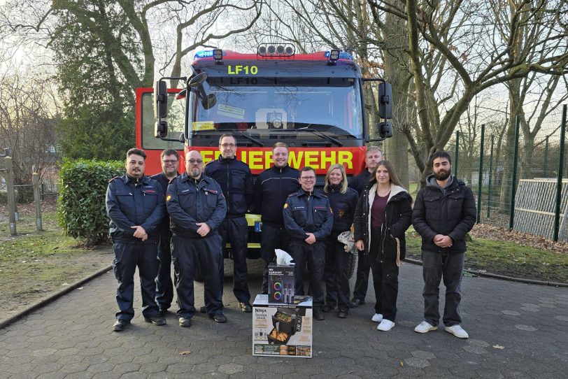 Die Feuerwehr brachte Weihnachtsgeschenke.